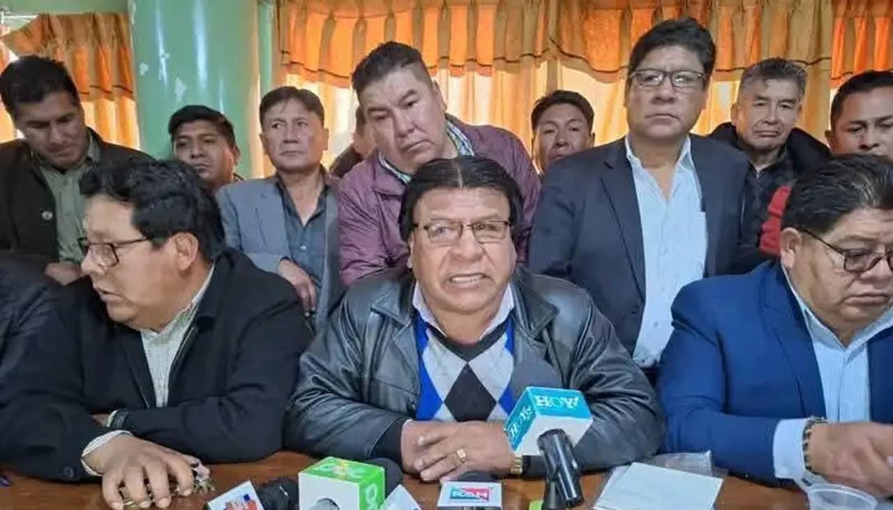 CHOFERES DE EL ALTO ANUNCIAN PARO INDEFINIDO DESDE EL LUNES POR LA ESCASEZ DE COMBUSTIBLE