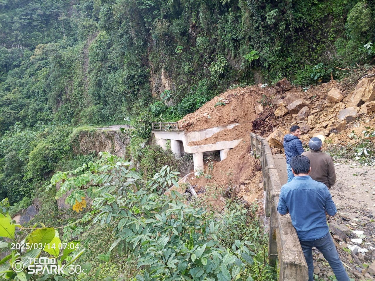 DESLIZAMIENTO DE TIERRA PROVOCA CAÍDA DE PUENTE EN ABRA DE LAS BRUJAS – TEJONES