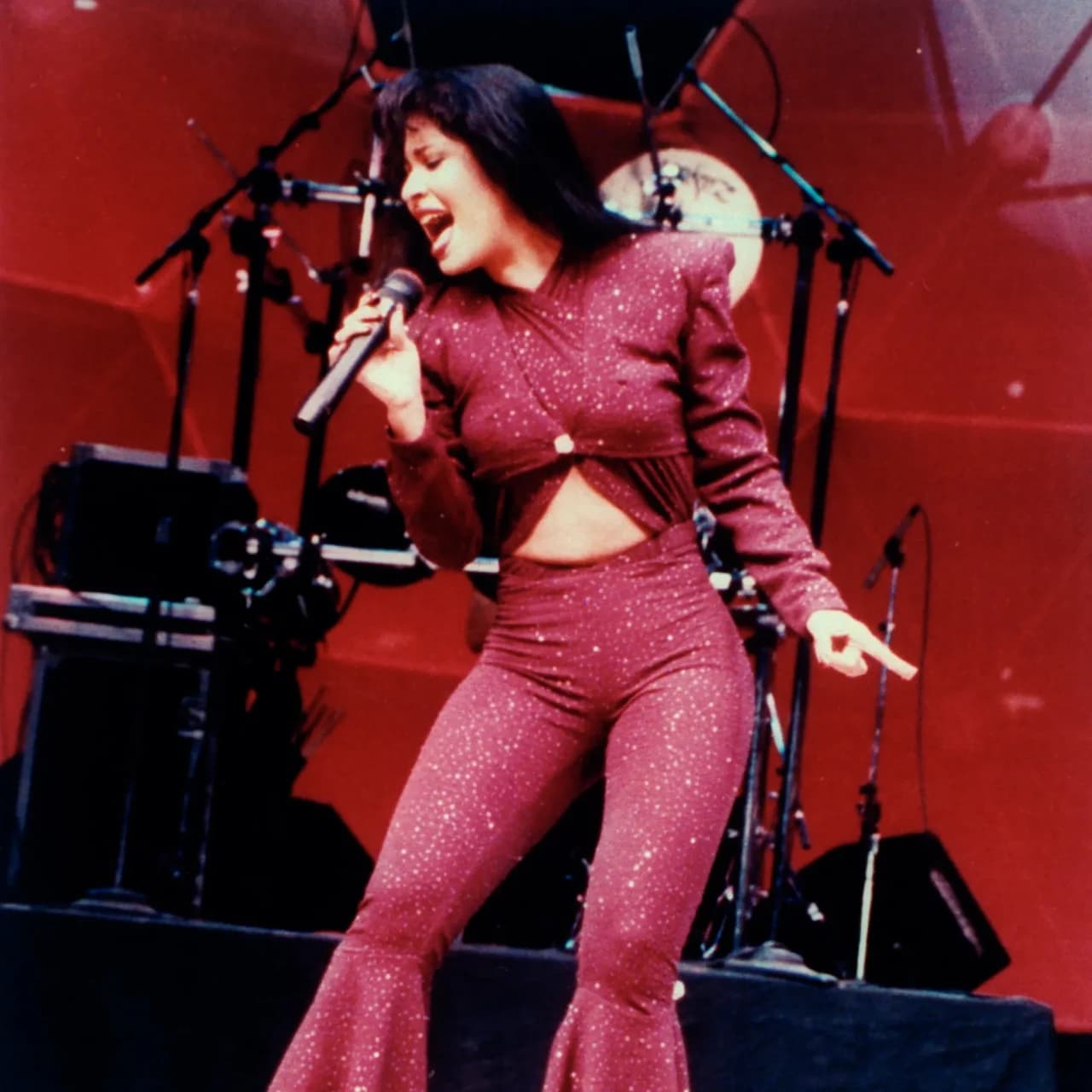 SELENA QUINTANILLA MANTIENE SU REINADO EN LA MÚSICA LATINA 30 AÑOS DESPUÉS DE SU MUERTE