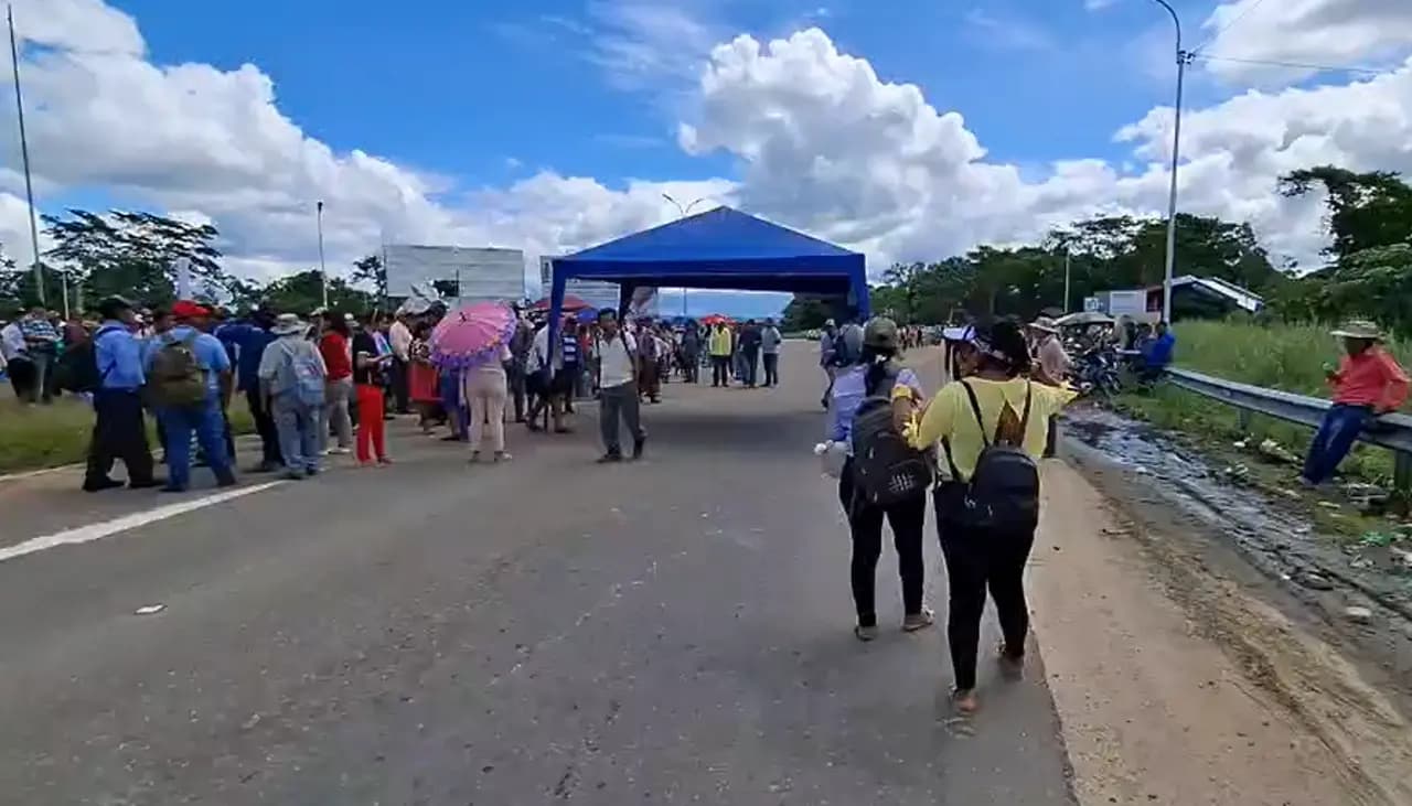 INSTALAN BLOQUEO EN YAPACANI POR COMBUSTIBLE