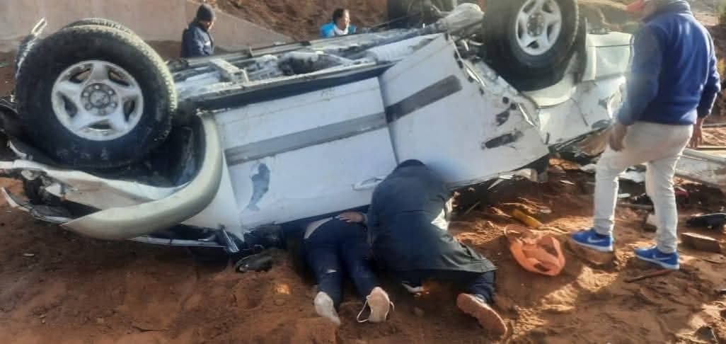 CINCO MUERTOS TRAS VUELQUE DE UNA VAGONETA