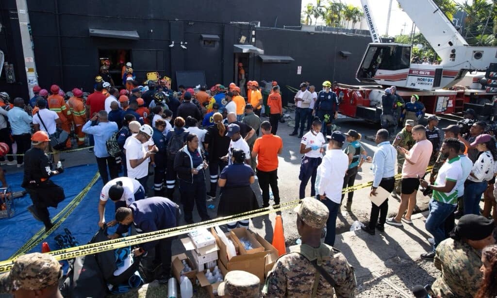 AUMENTAN A 44 LOS MUERTOS EN DESPLOME DE UN TECHO DE UNA DISCOTECA EN SANTA DOMINGO