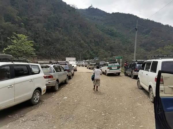 TRANSPORTISTAS BLOQUEAN NORTE DE LA PAZ EN PROTESTA POR ESCASEZ DE COMBUSTIBLE