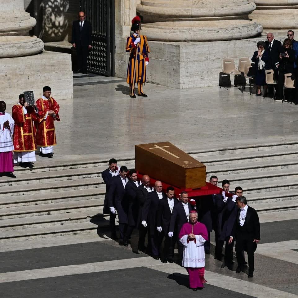 MILES DE PERSONAS ACOMPAÑARON TRASLADO DEL FÉRETRO DEL PAPA FRANCISCO