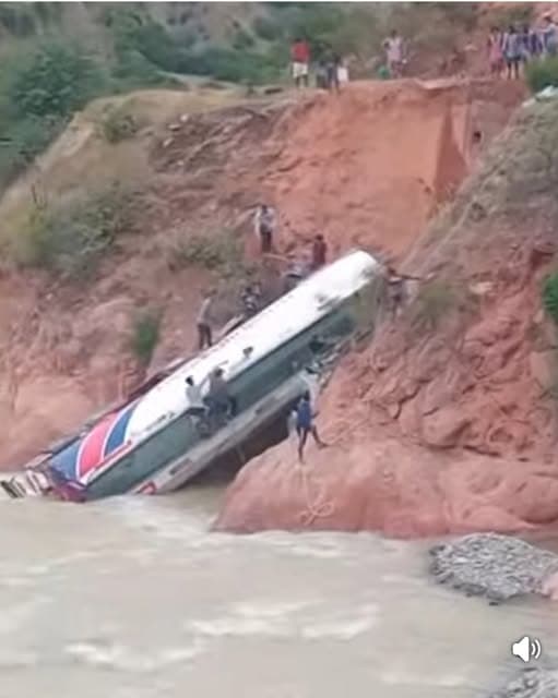 CAMIÓN CISTERNA CON COMBUSTIBLE SE VUELCA EN SUCRE