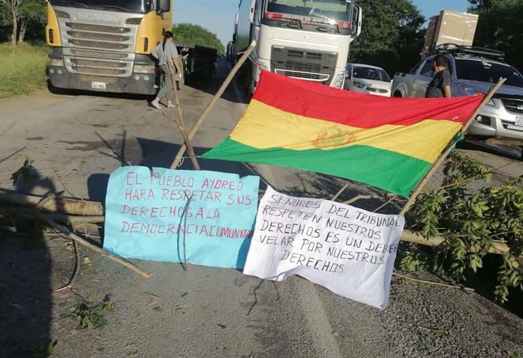 AYOREOS BLOQUEAN CARRETERA BIOCEÁNICA EXIGEN REVOCAR A SU ASAMBLEÍSTA