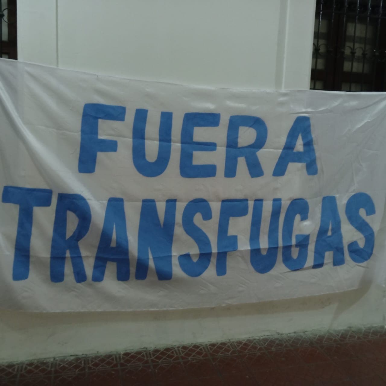 CONCEJO MUNICIPAL AMANECE CON CARTELES CONTRA CONCEJALES MUCARZEL Y ALCÓCER