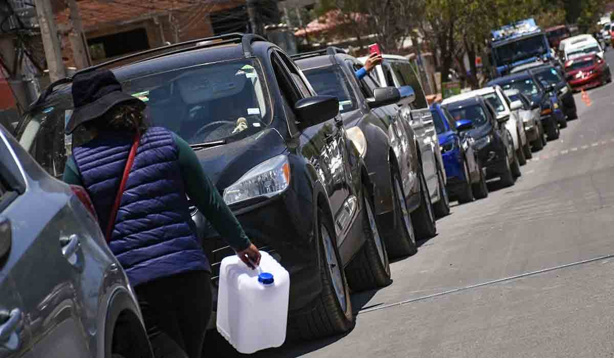 PERSISTEN LAS FILAS POR COMBUSTIBLE EN COCHABAMBA Y LA PAZ