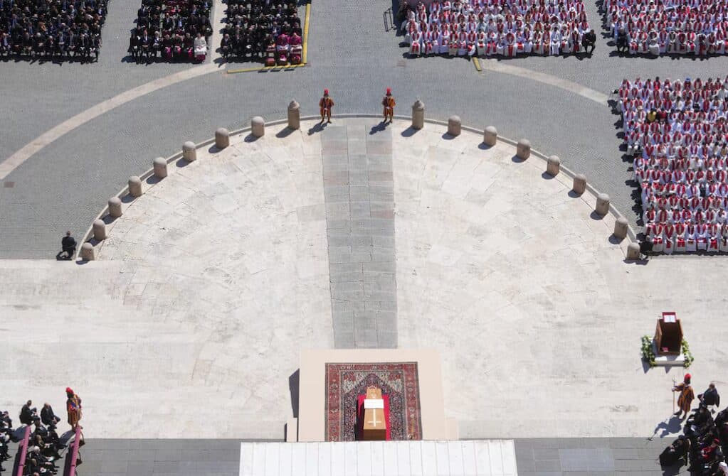 EL PAPA FRANCISCO YA DESCANSA EN LA BASÍLICA DE SANTA MARÍA LA MAYOR
