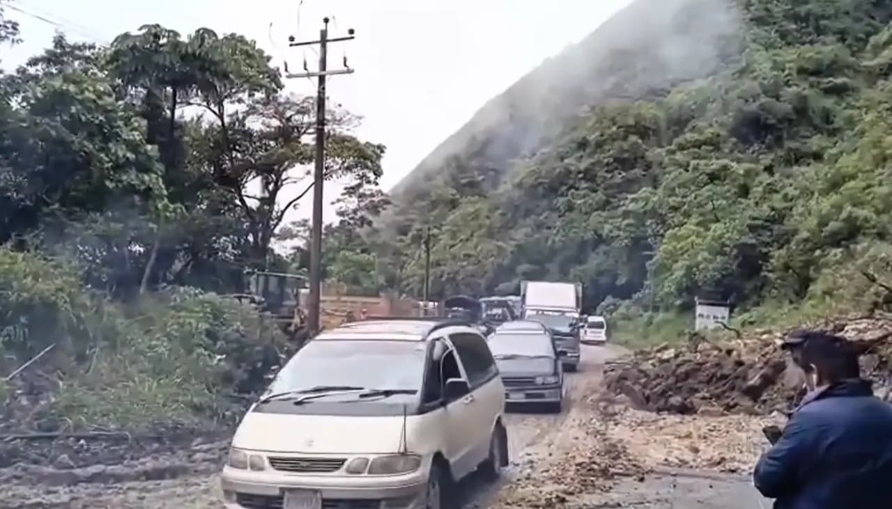 HABILITAN UN CARRIL EN LA NUEVA RUTA COCHABAMBA – SANTA CRUZ TRAS EL DESLIZAMIENTO