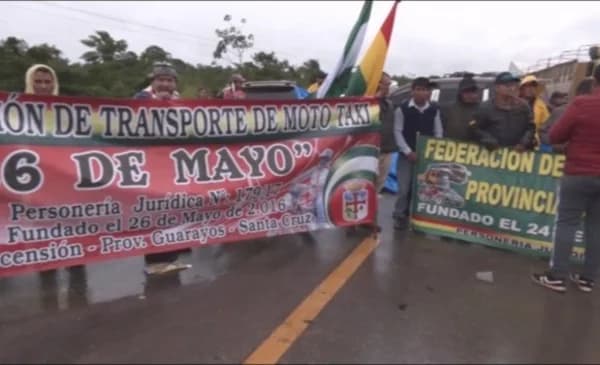 TRANSPORTISTAS LEVANTAN BLOQUEO EN GUARAYOS TRAS ACUERDO CON LA GOBERNACIÓN