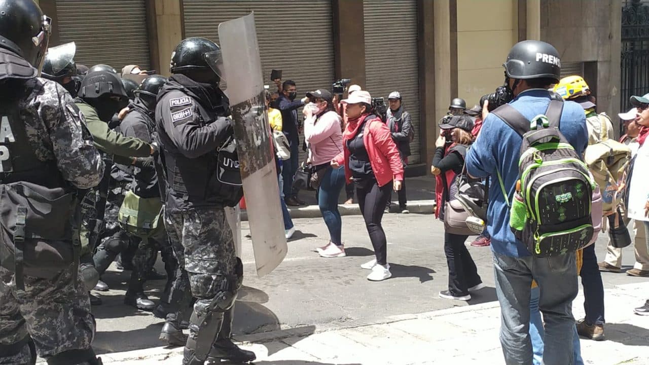 PROTESTAS DE MAESTROS DERIVAN EN ENFRENTAMIENTOS CON LA POLICÍA