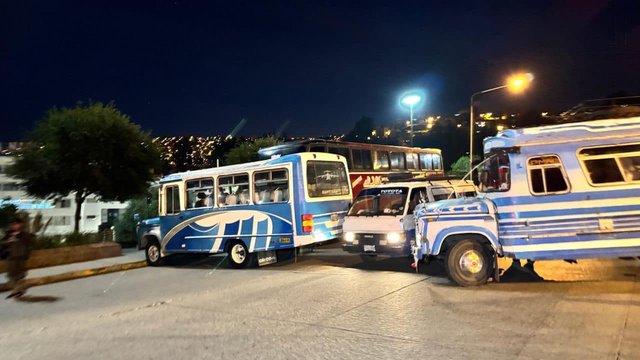 CHOFERES BLOQUEAN LA PAZ EN DEFENSA DE LA ESCALA DE TARIFAS