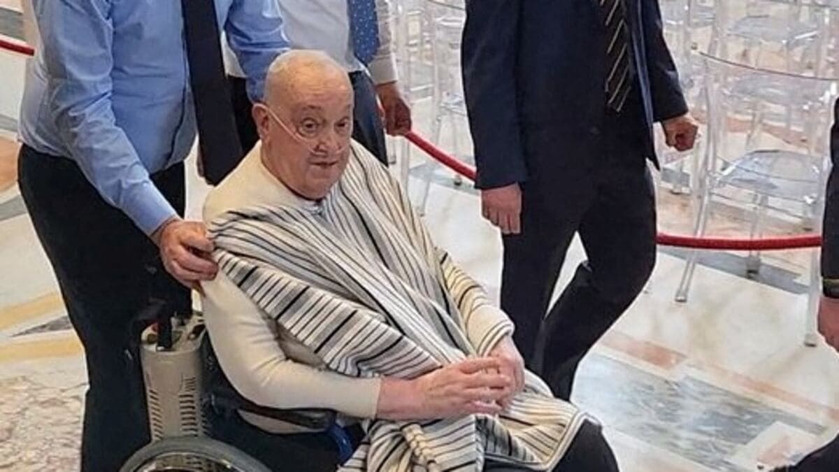 EL PAPA APARECE POR SORPRESA EN LA BASÍLICA DE SAN PEDRO