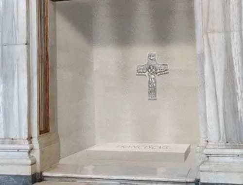 EL SEPULCRO DE FRANCISCO ESTÁ CASI LISTO EN VÍSPERAS DE SU FUNERAL