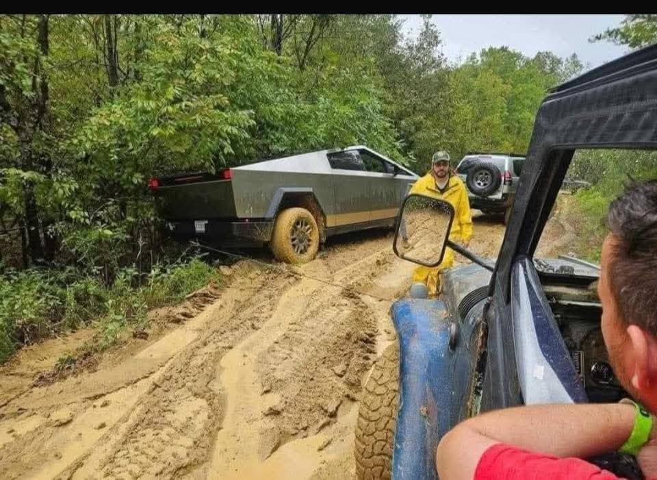 CYBERTRUCK NO PASO LA PRUEBA Y FUE REMOLCADO POR UNA LAND CRUISER ANTIGUA