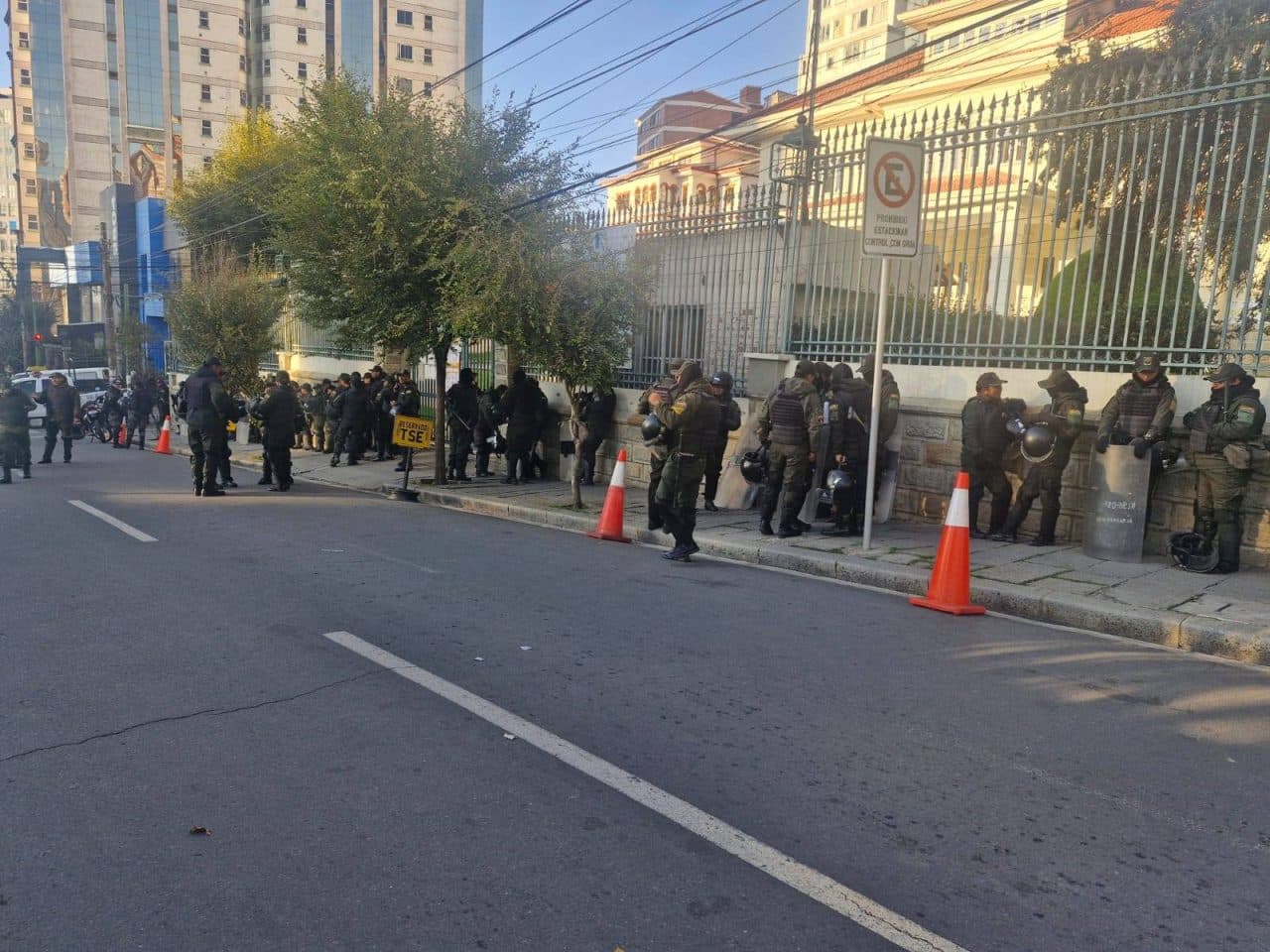 LA CARAVANA “EVISTA” SE APRESTA A LLEGAR A LA PAZ Y LA POLICÍA BLINDA AL TSE