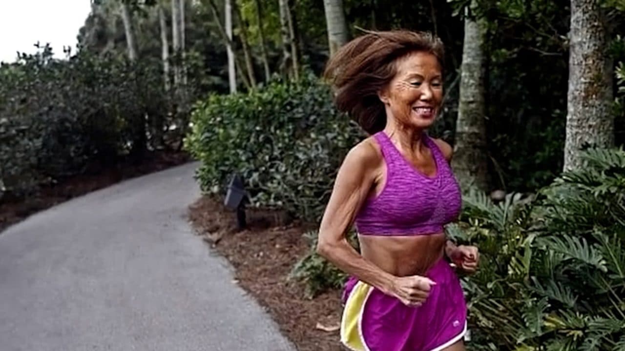 TIENE 77 AÑOS, CORRE 80 KILÓMETROS SEMANALES Y REVELÓ CUÁL ES LA DIETA Y ENTRENAMIENTO QUE LA MANTIENEN EN FORMA