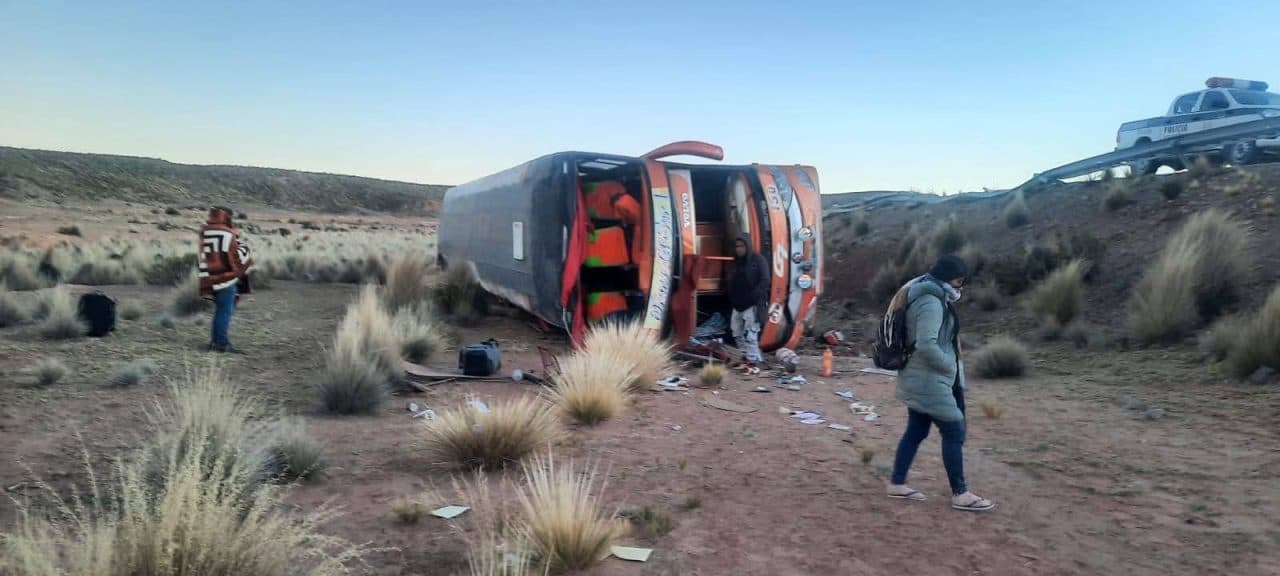 CHÓFER HUYE Y DEJA 17 PERSONAS HERIDAS EN ACCIDENTE DE TRÁNSITO