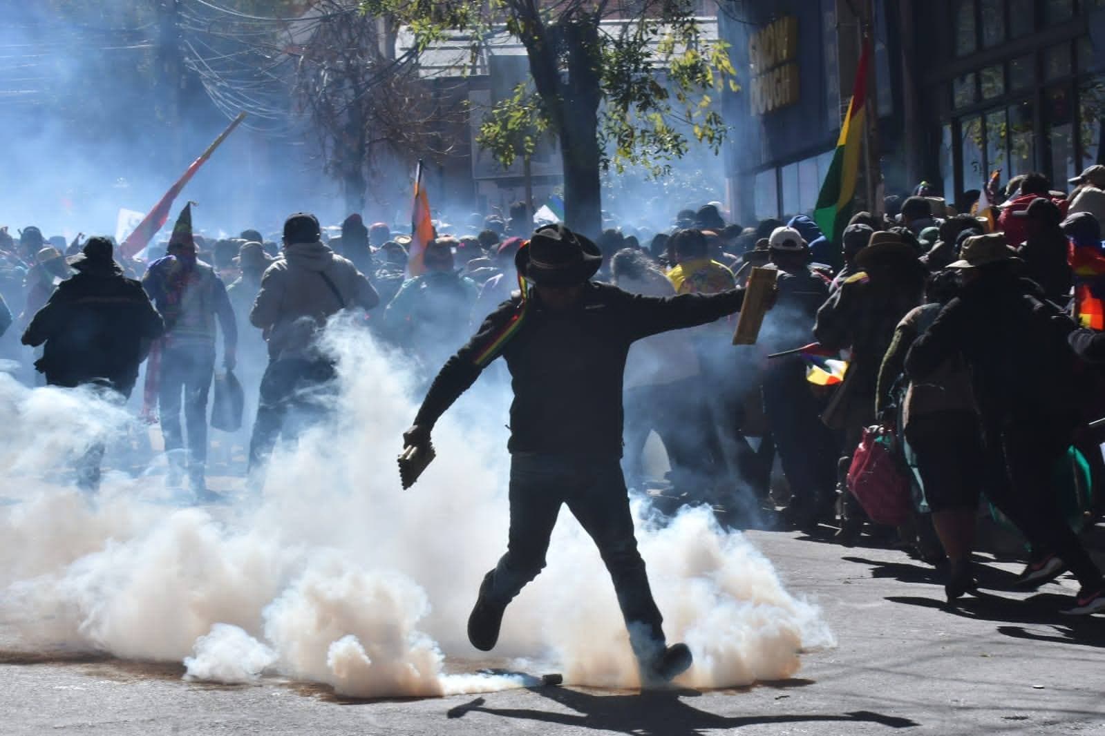 EVISTAS LLEGAN A LA PAZ, ROMPEN RESGUARDO POLICIAL DEL TSE Y SON GASIFICADOS