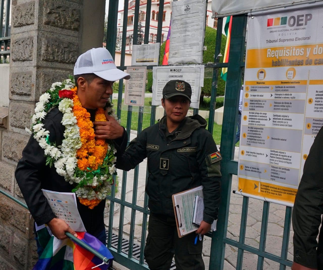 ANDRÓNICO LLEGA AL TSE PARA FORMALIZAR SU POSTULACIÓN Y DENUNCIA “INSTRUMENTALIZACIÓN” DE LA JUSTICIA