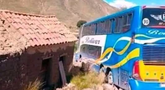 CHOFER DE BUS DE PASAJEROS SE DUERME Y SE EMBARRANCA EN LA CARRETERA ORURO – POTOSI