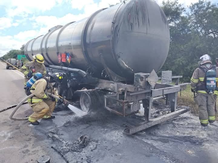 BOMBEROS CONTROLAN INCENDIO DE CAMIÓN CISTERNA CARGADO CON DIÉSEL
