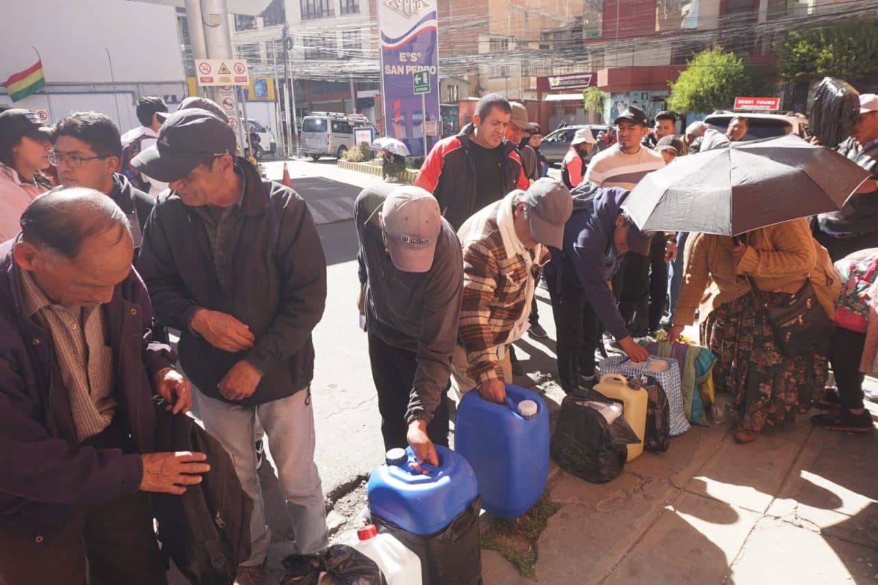 CONTINUA LAS INTERMINABLES FILAS POR COMBUSTIBLES