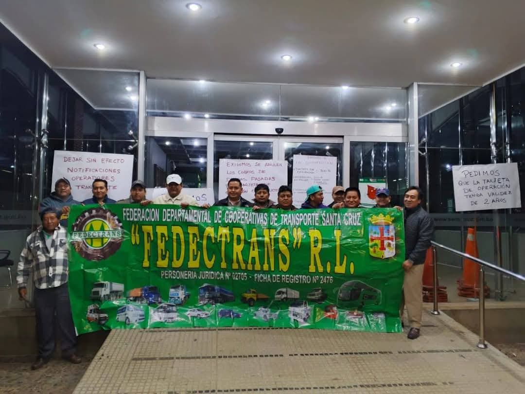CHOFERES BLOQUEAN LA GOBERNACIÓN EXIGEN ELIMINAR LA TARJETA DE CONDUCTOR Y NIVELAR PASAJES