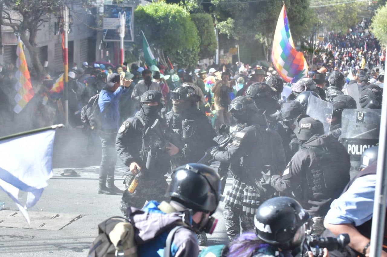 POLICÍA LOGRA DISPERSAR «MOVILIZACIÓN EVISTA” TRAS TORNARSE AGRESIVA
