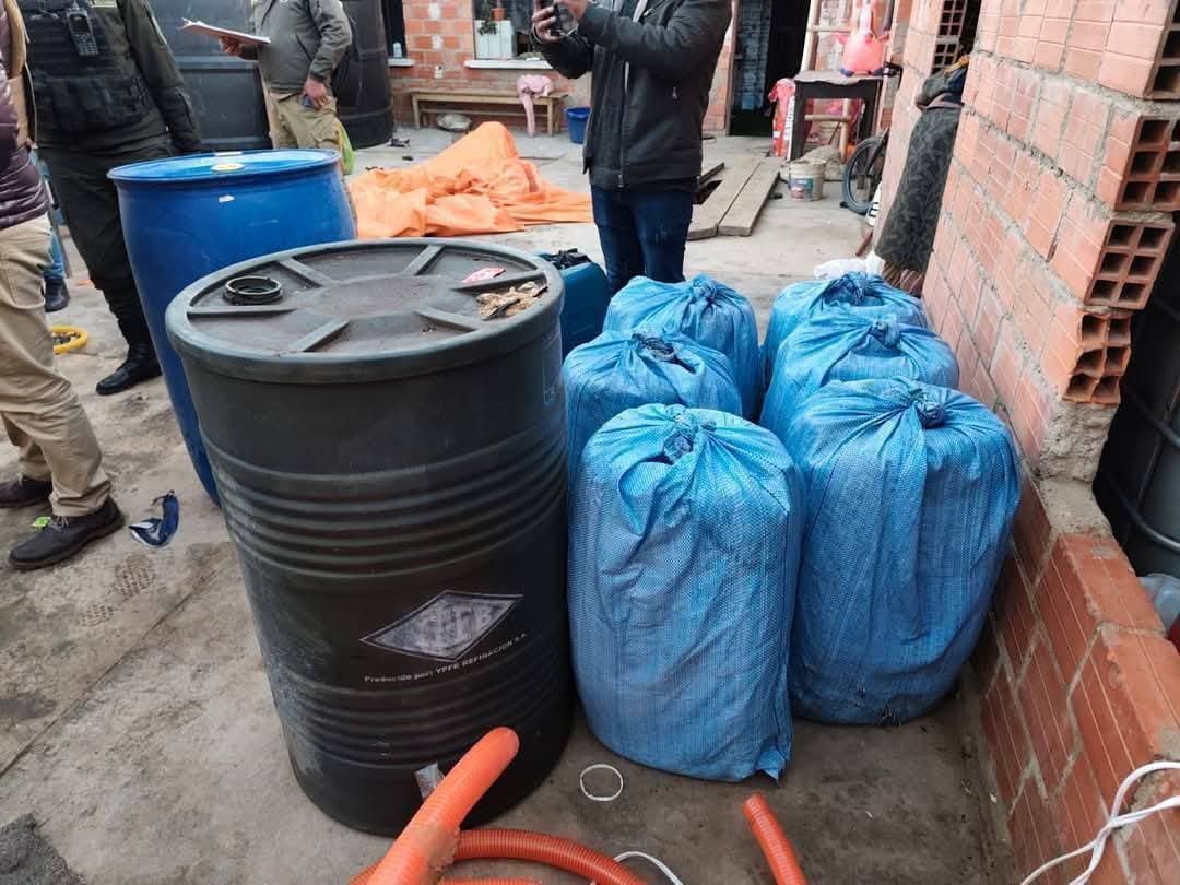 DESMANTELAN CENTRO DE ACOPIO ILEGAL CON 7.000 LITROS DE DIÉSEL EN EL ALTO