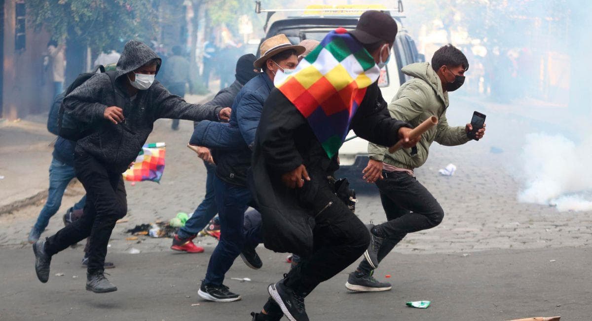 26 DETENIDOS Y A CUATRO POLICÍAS HERIDOS EN PROTESTAS “EVISTAS” EN LA PAZ