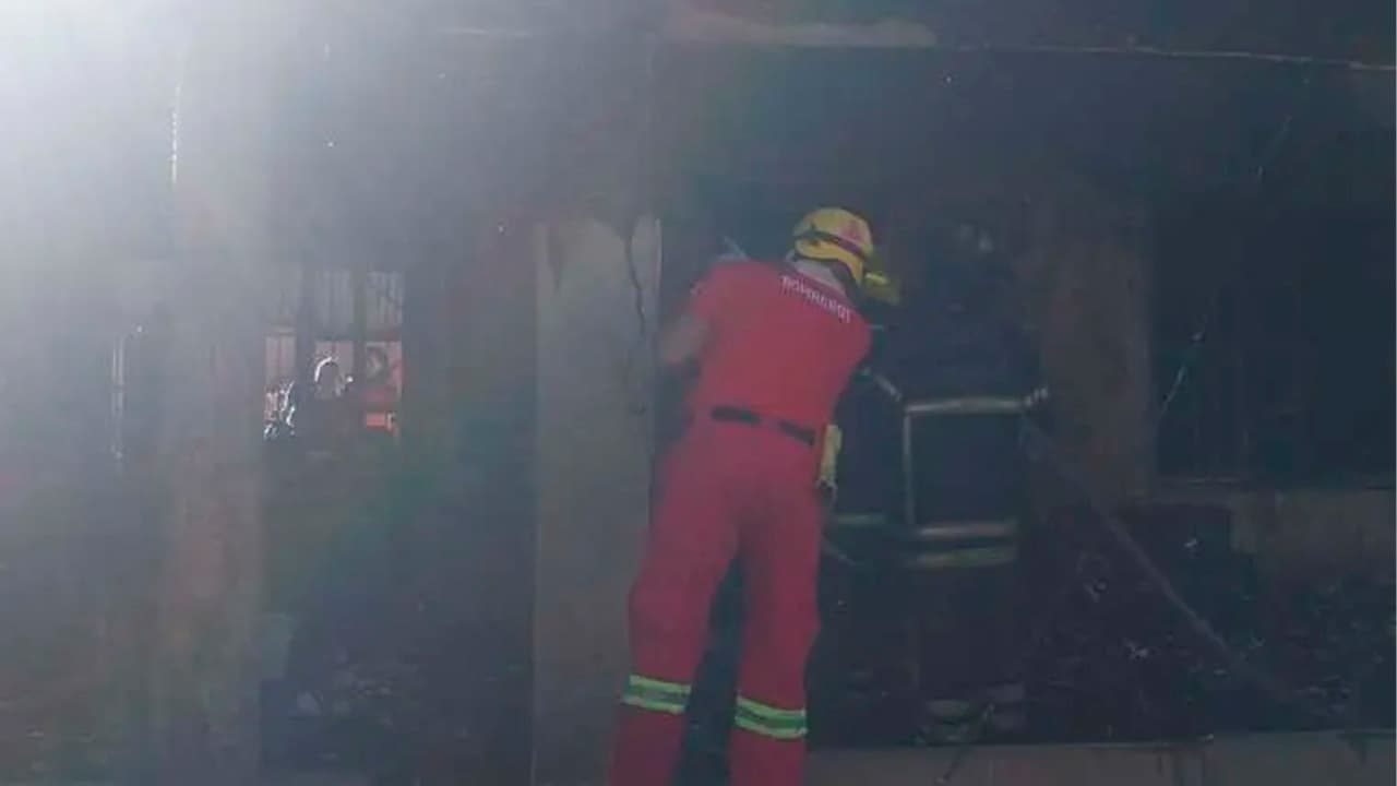 INCENDIO EN EL PLAN TRES MIL SE COBRA LA VIDA DE UN PADRE Y SU HIJO