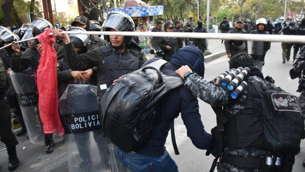 POLICÍAS DISPERSAN MARCHA “EVISTA” EN LA PAZ
