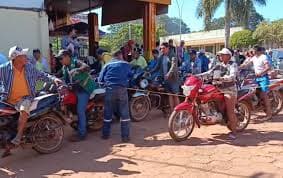 MOTOTAXISTAS EN TRINIDAD ESPERAN HASTA 3 DÍAS PARA CARGAR GASOLINA