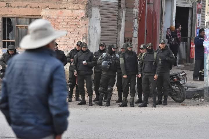 FUERTE RESGUARDO POLICIAL PIRQUE – PAROTANI EN LA MARCHA ‘EVISTA’
