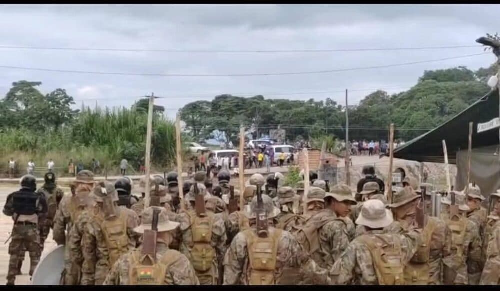 SUSPENDEN ERRADICACIÓN DE COCA EN YAPACANI, COMUNARIOS TOMARON CUARTES MILITAR