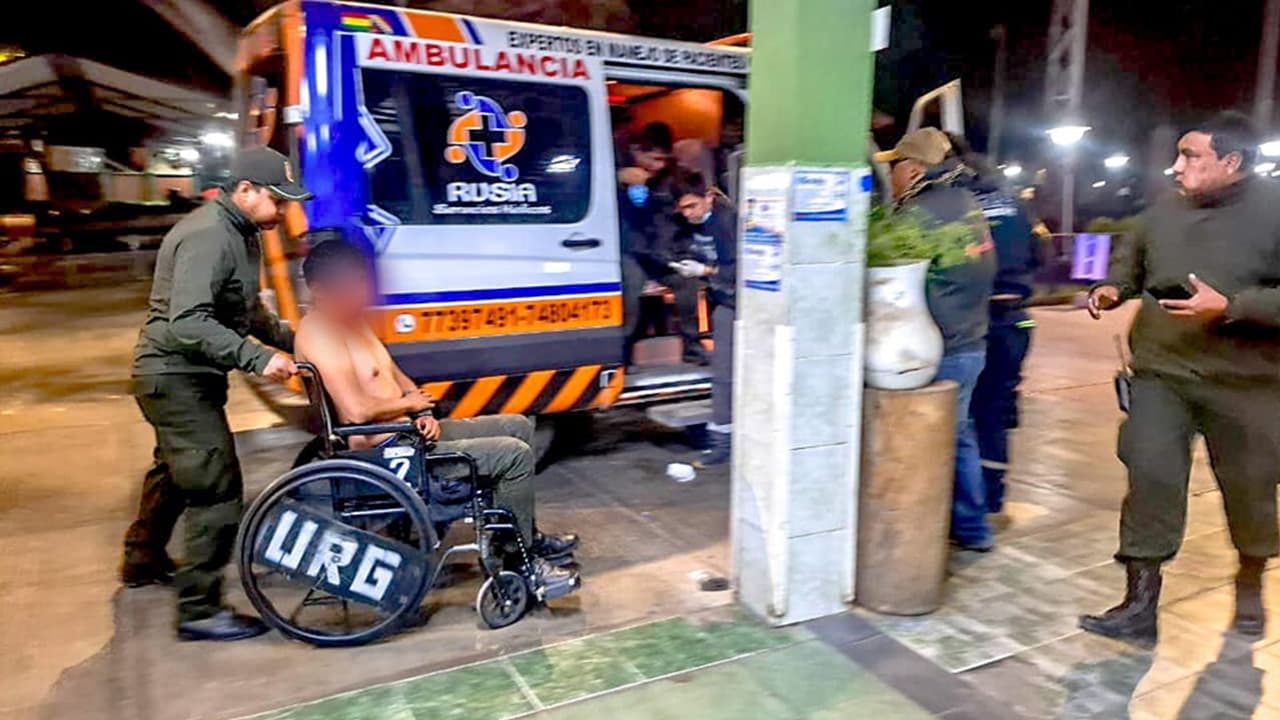 BLOQUEADORES AFINES A EVO MORALES AGREDEN A POLICÍAS Y ATACAN AMBULANCIA