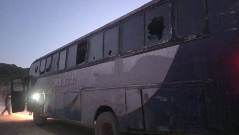 EVISTAS’ APEDREAN UN BUS CON PASAJEROS EN COCHABAMBA