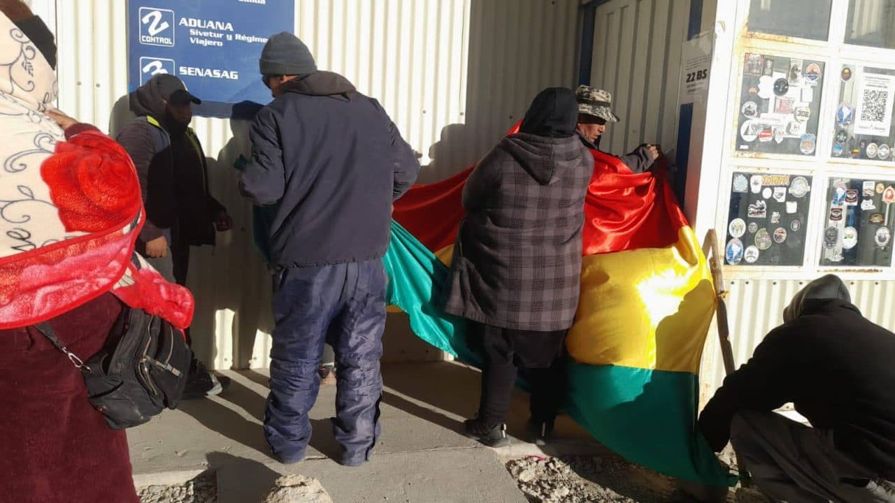 POBLADORES TOMAN ADUANA NACIONAL Y MIGRACIÓN EN SAN PEDRO DE QUEMES