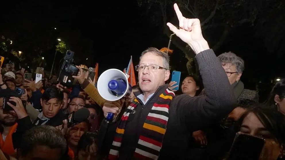 DUNN ENTREGA DOCUMENTOS AL TSE Y DICE QUE CUMPLIÓ CON TODOS REQUISITOS