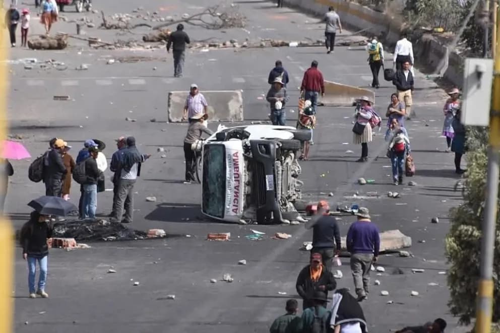 DÍA 8 DEL BLOQUEO EVISTA: COCHABAMBA SIGUE AISLADA Y EL PAÍS CONTINÚA TENSIONADO