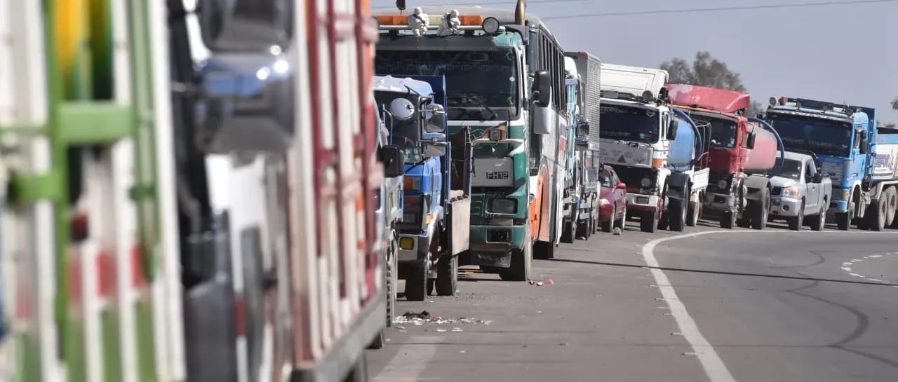 ADVIERTEN QUE AL MENOS 10 MIL CAMIONES DE CARGA SON PERJUDICADOS POR LOS BLOQUEOS