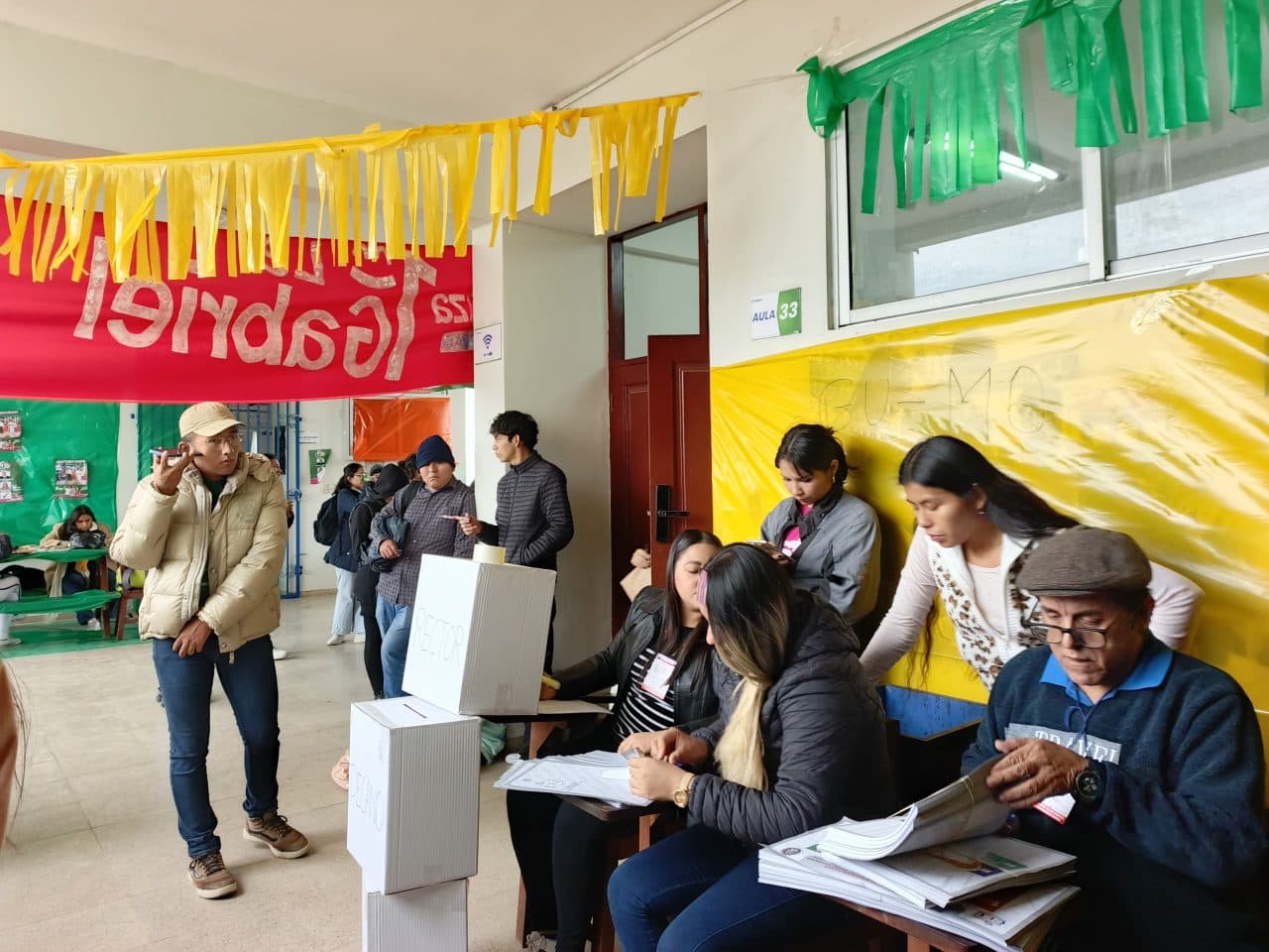 ESTUDIANTES ACUDEN A LAS URNAS EN LA RENE MORENO