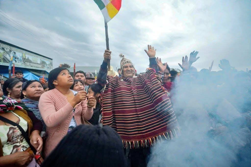 DESDE SU REFUGIO EVO MORALES SALE A RECIBIR EL AÑO NUEVO AYMARA ESCOLTADO