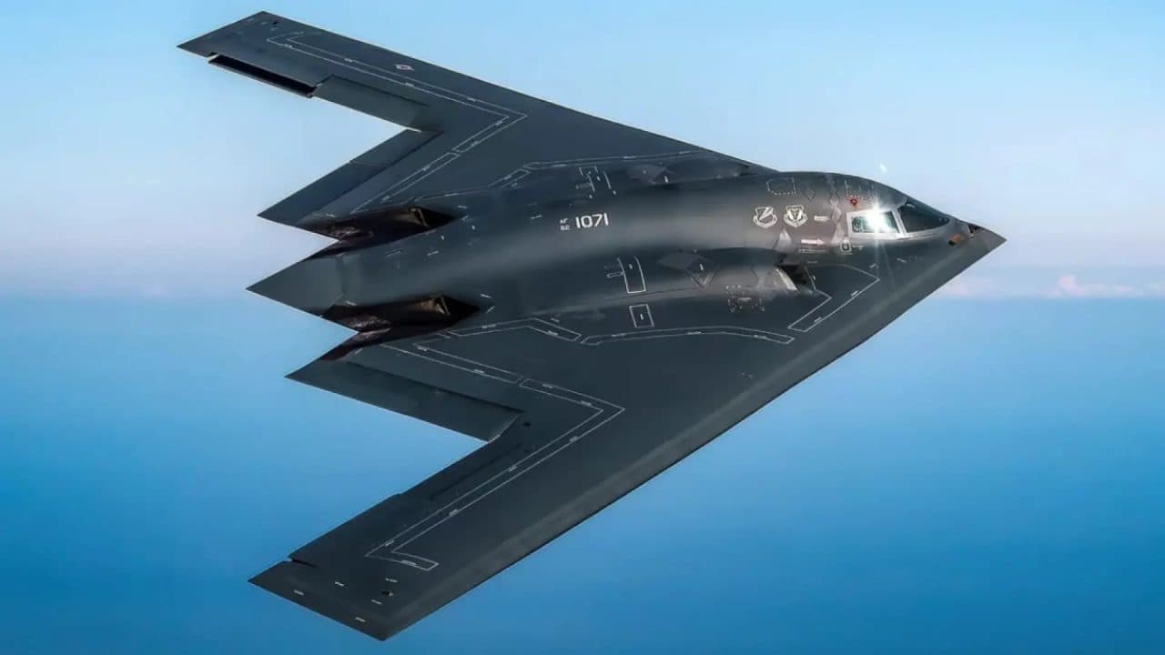 CÓMO ES EL FURTIVO B-2, EL AVIÓN DE EEUU CAPAZ DE LLEVAR LA BOMBA ROMPEBÚNKERS