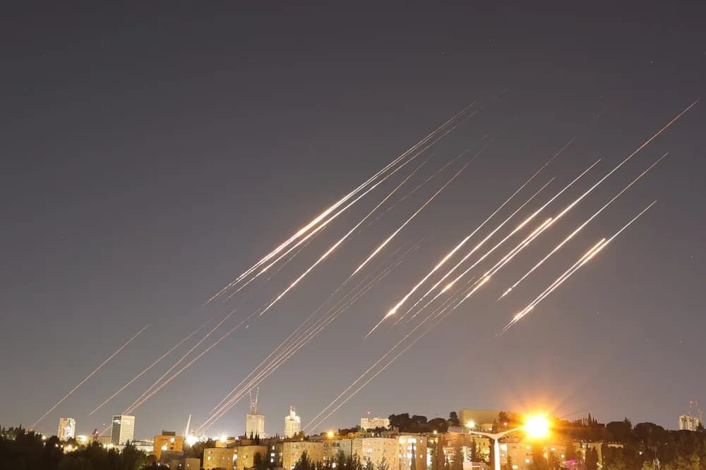 ISRAEL PERSISTE EN SU OFENSIVA AÉREA CONTRA IRÁN, MIENTRAS AGUARDA LA REACCIÓN FINAL DEL AYATOLLAH