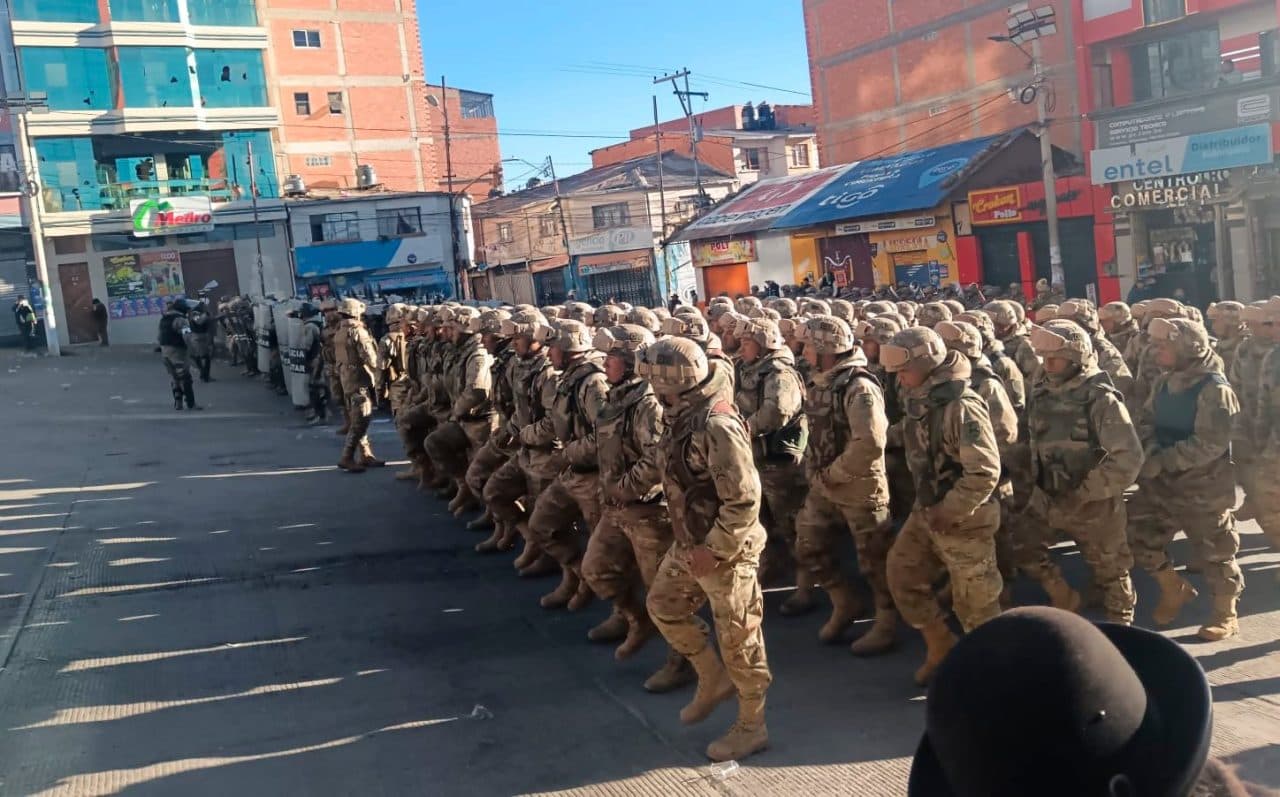 LLALLAGUA AMANECE BAJO RESGUARDO MILITAR TRAS JORNADAS DE VIOLENCIA