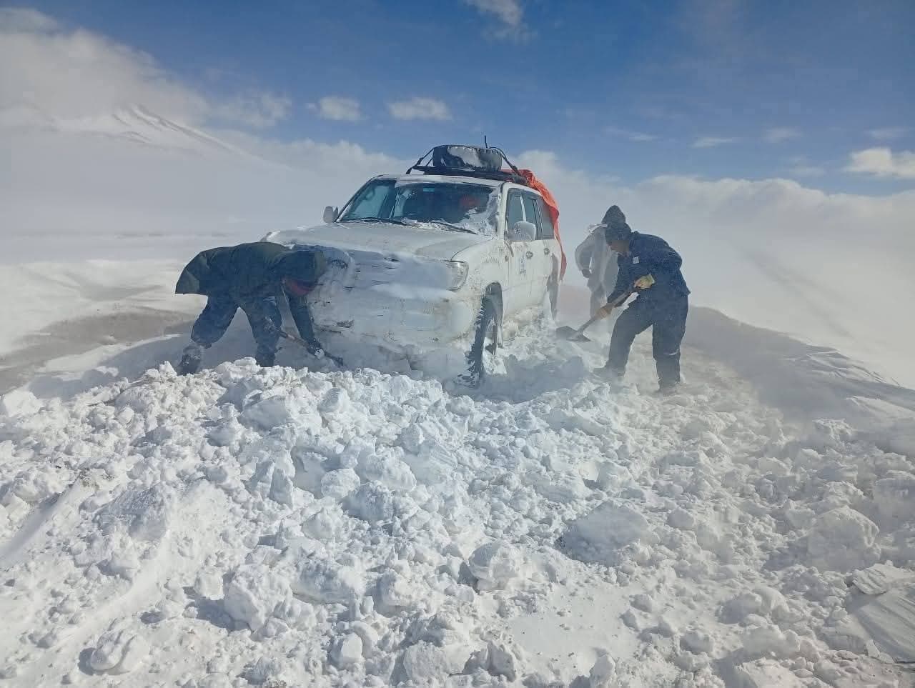 INTENSA NEVADA SORPRENDE Y DEJA ATRAPADOS A VEHÍCULOS DE TURISMO EN POTOSÍ