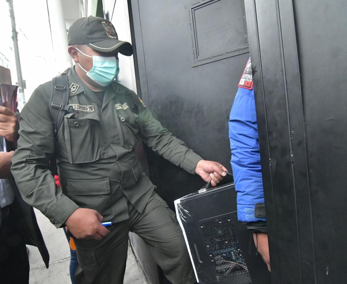 POLICÍA ALLANA OFICINAS DE LA EXVOCAL CLAUDIA CASTRO